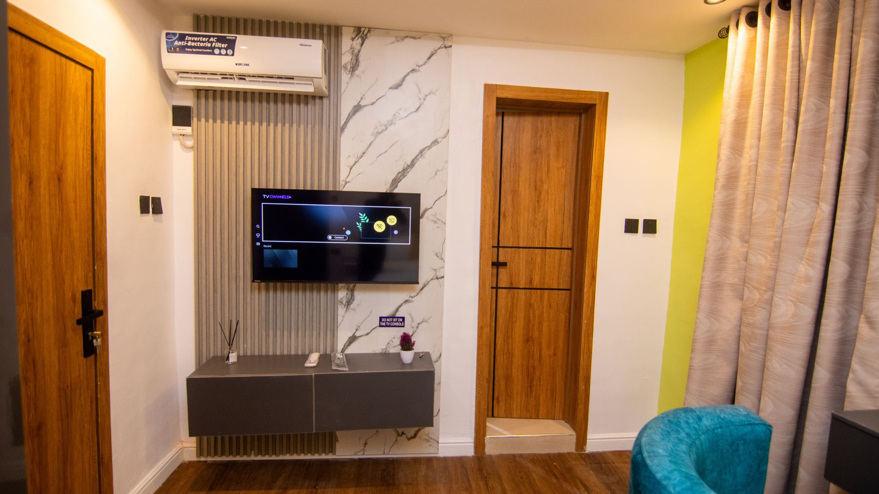 Room 102 room and parlour TV wall